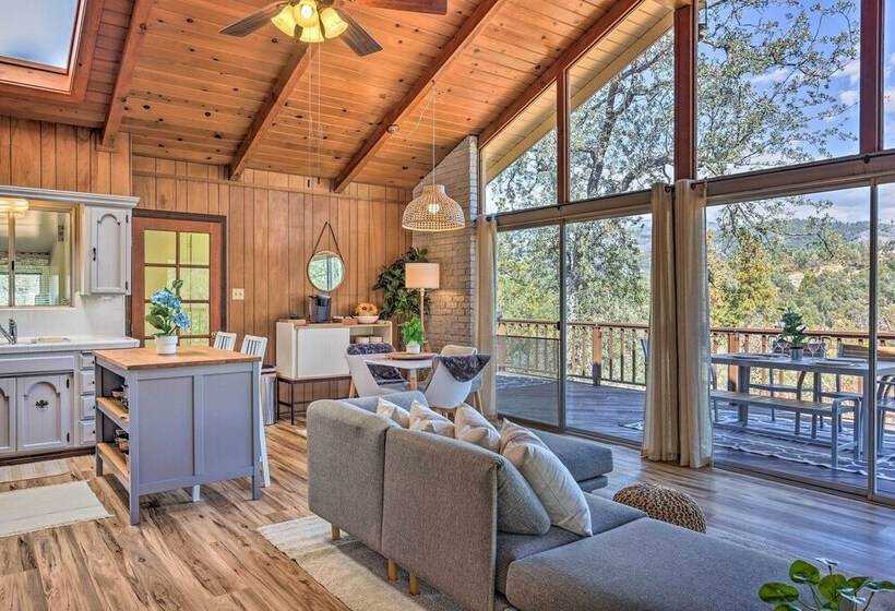 Lovely Oakhurst Cabin W/ Deck & Mtn Views!