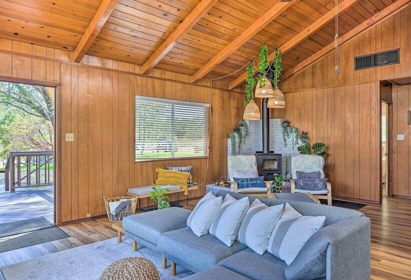 Lovely Oakhurst Cabin W/ Deck & Mtn Views!