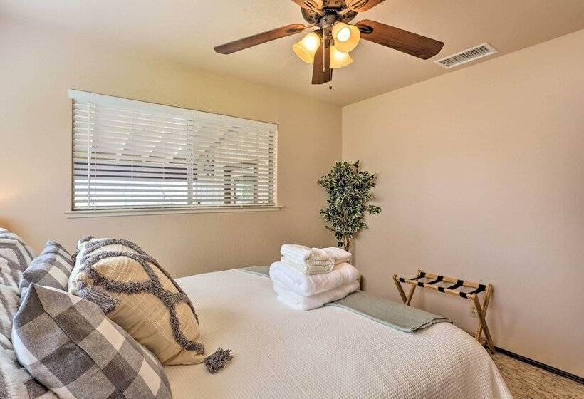 Lovely Oakhurst Cabin W/ Deck & Mtn Views!