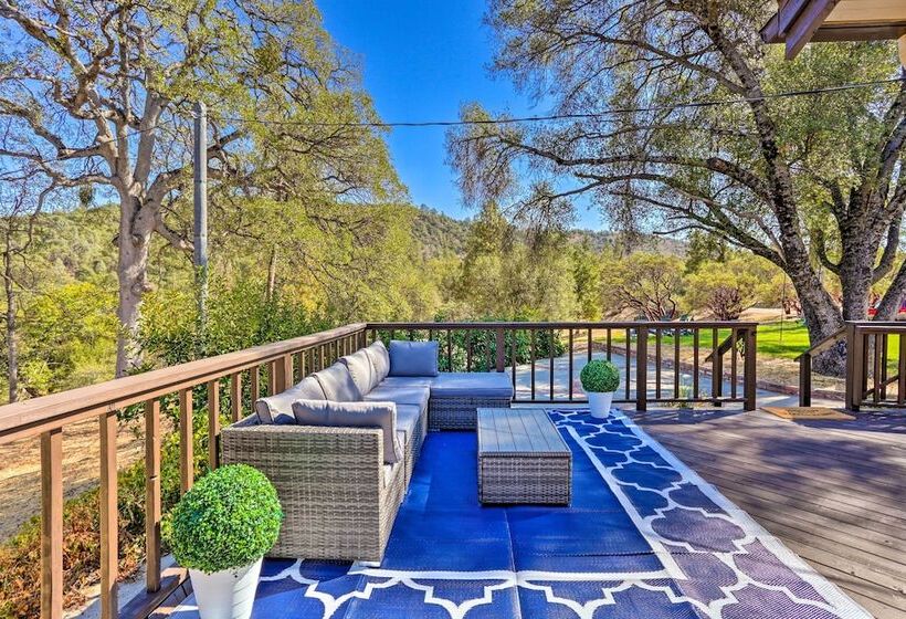 Lovely Oakhurst Cabin W/ Deck & Mtn Views!