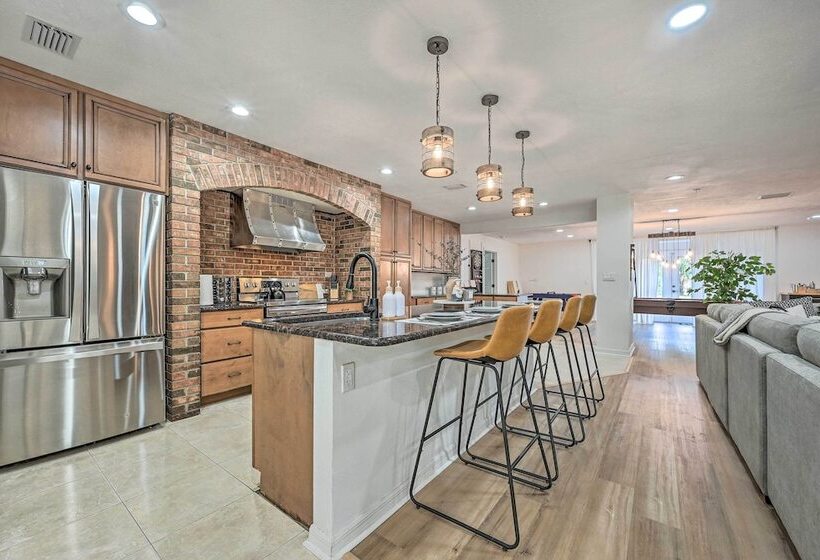 Luxe Brandon Oasis W/ Private Pool & Hot Tub!