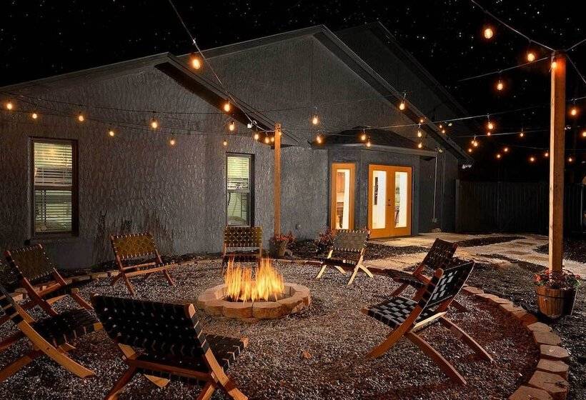 Luxe Brandon Oasis W/ Private Pool & Hot Tub!