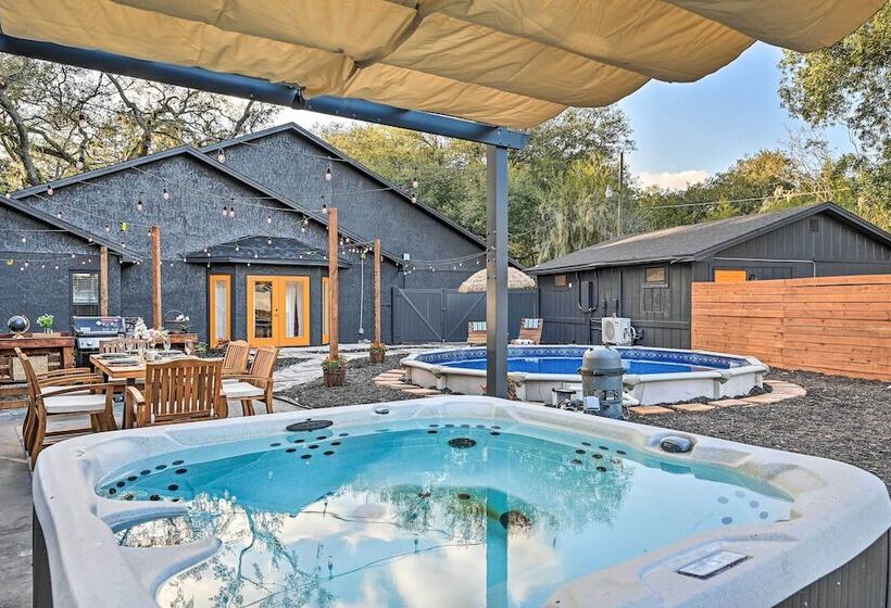 Luxe Brandon Oasis W/ Private Pool & Hot Tub!