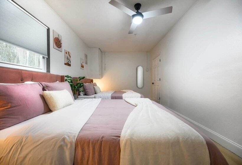 Luxe Brandon Oasis W/ Private Pool & Hot Tub!