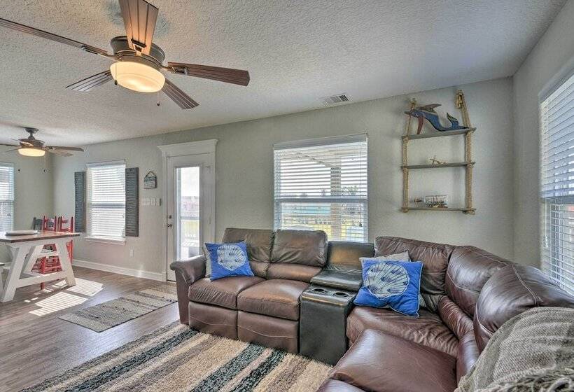 2 Blocks To Gulf: Surfside Beach Family Home!