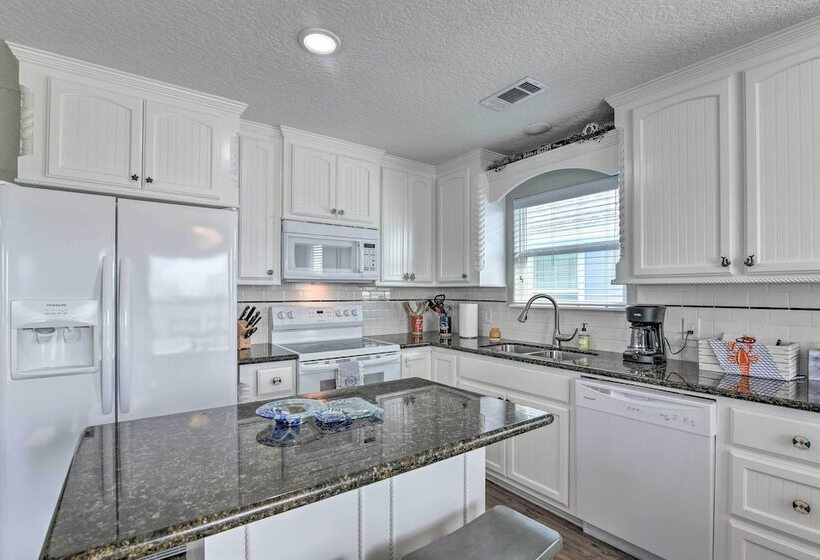 2 Blocks To Gulf: Surfside Beach Family Home!