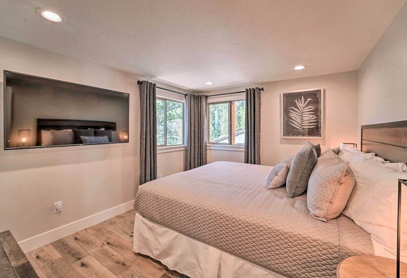 Luxe Reno Chalet W/ Mountain View: 3 Mi To Skiing!