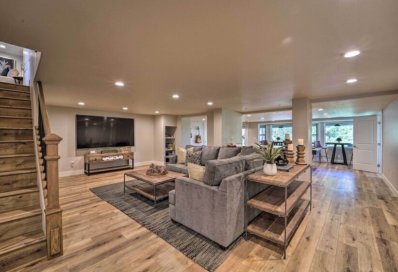 Luxe Reno Chalet W/ Mountain View: 3 Mi To Skiing!