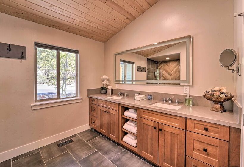 Luxe Reno Chalet W/ Mountain View: 3 Mi To Skiing!