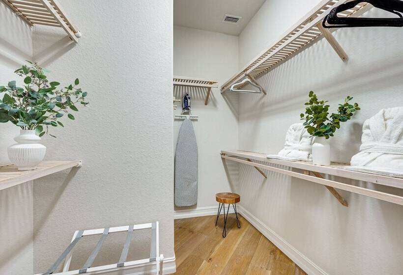 Luxury House With Private Acreage   Near Golfing!