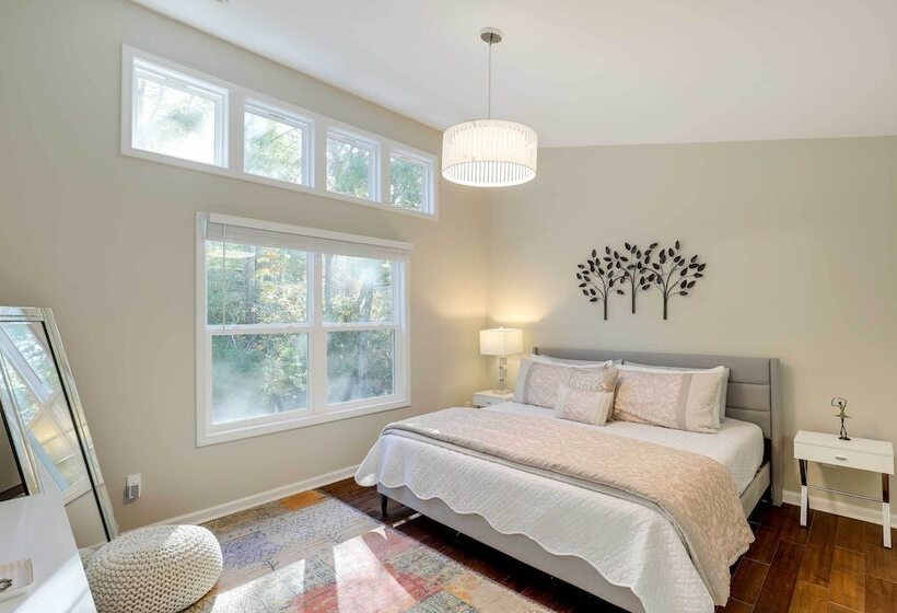 Luxe Mountain Home Near Ridgecrest & Asheville!