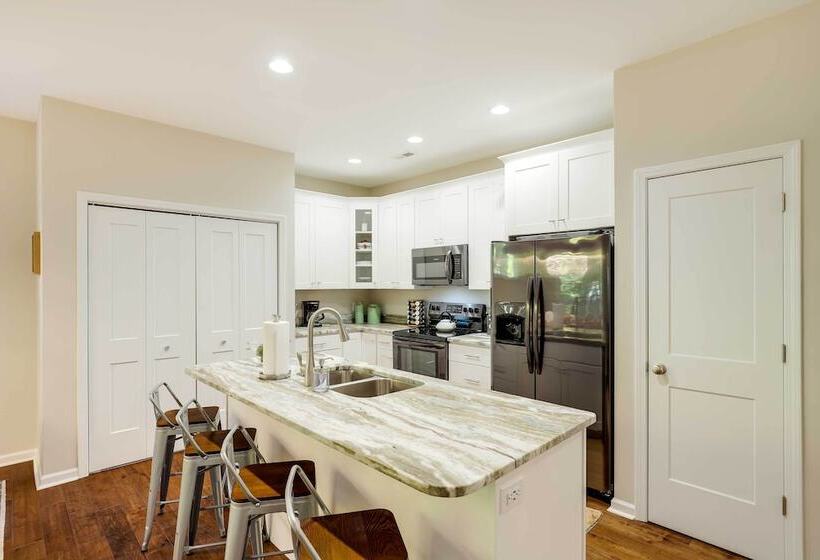 Luxe Mountain Home Near Ridgecrest & Asheville!