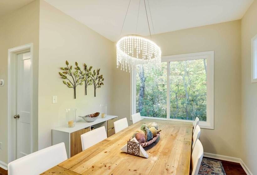 Luxe Mountain Home Near Ridgecrest & Asheville!