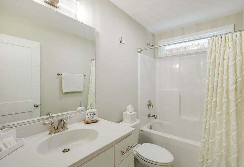 Luxe Mountain Home Near Ridgecrest & Asheville!