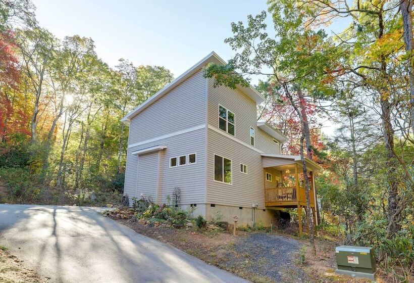 Luxe Mountain Home Near Ridgecrest & Asheville!