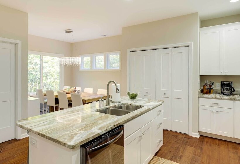 Luxe Mountain Home Near Ridgecrest & Asheville!