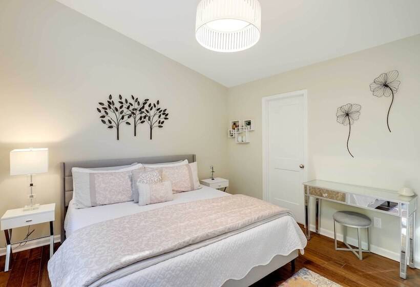 Luxe Mountain Home Near Ridgecrest & Asheville!