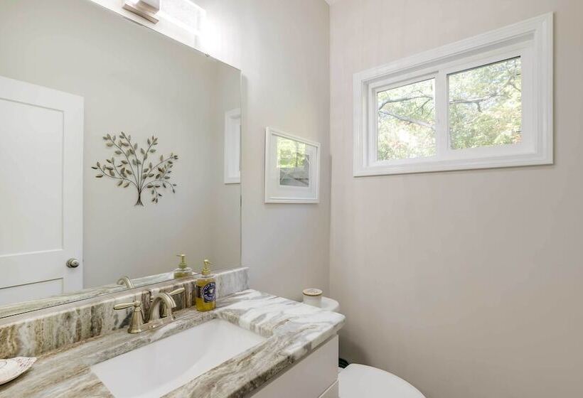 Luxe Mountain Home Near Ridgecrest & Asheville!