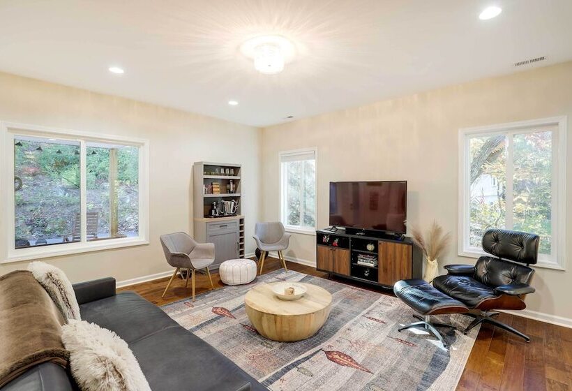 Luxe Mountain Home Near Ridgecrest & Asheville!