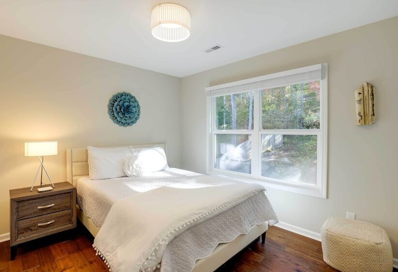 Luxe Mountain Home Near Ridgecrest & Asheville!