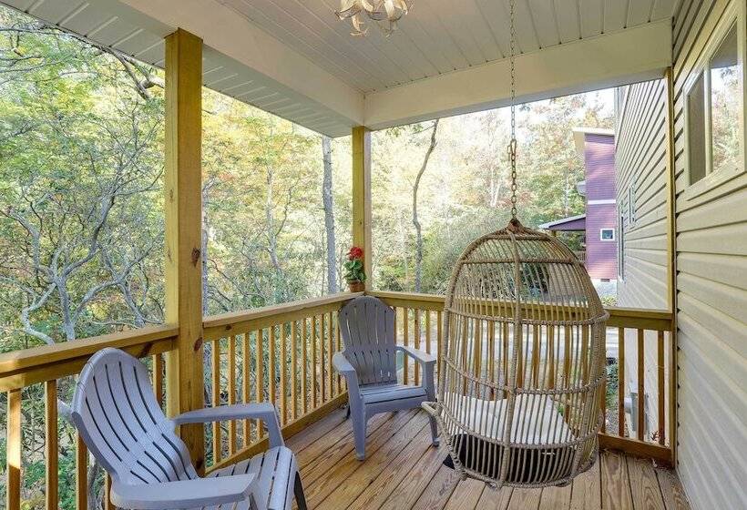 Luxe Mountain Home Near Ridgecrest & Asheville!