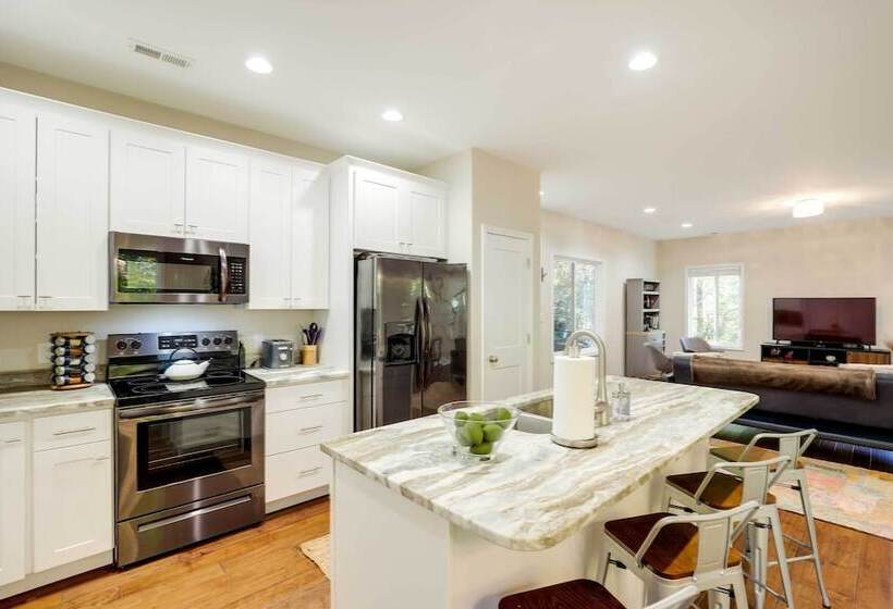 Luxe Mountain Home Near Ridgecrest & Asheville!