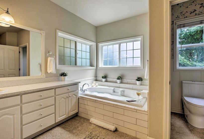 Mcminnville Wine Country Home W/ Hot Tub+deck