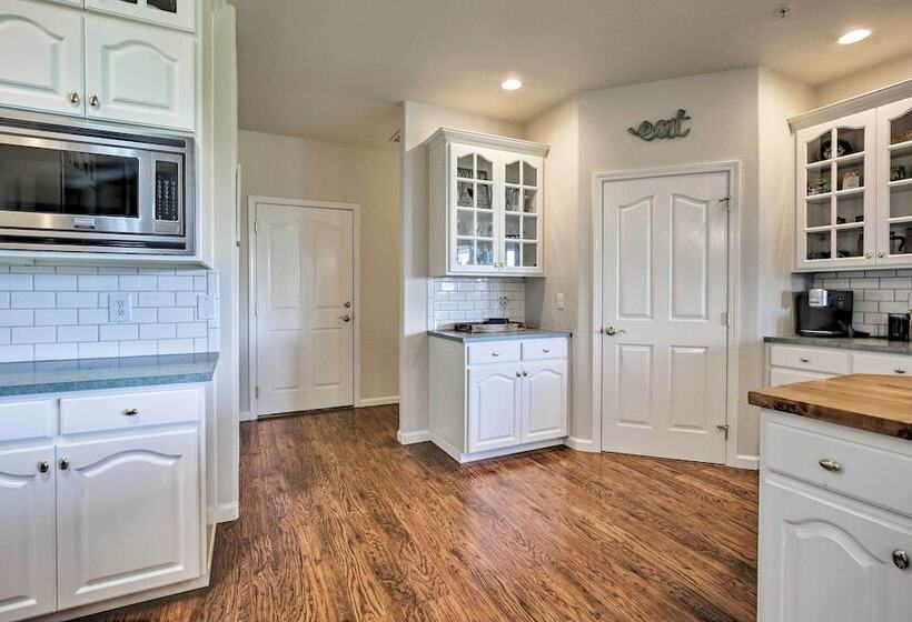 Mcminnville Wine Country Home W/ Hot Tub+deck