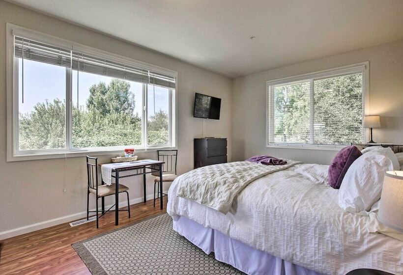 Mcminnville Wine Country Home W/ Hot Tub+deck