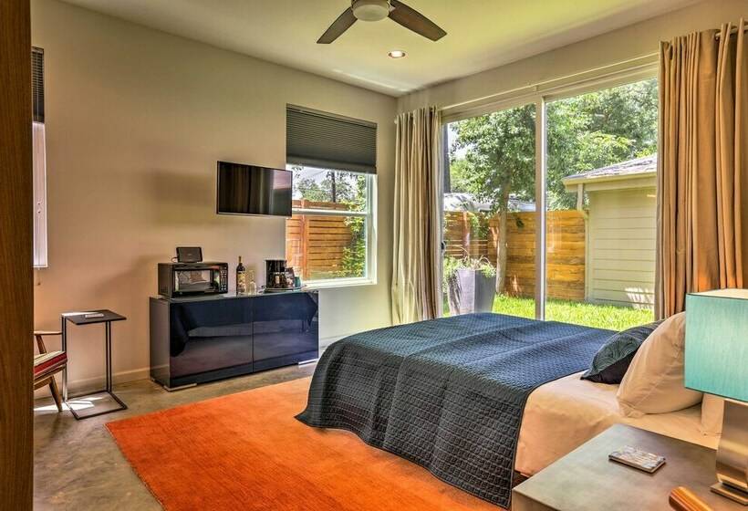 Mod Austin House W/ Deck, Yard & Walkable Location