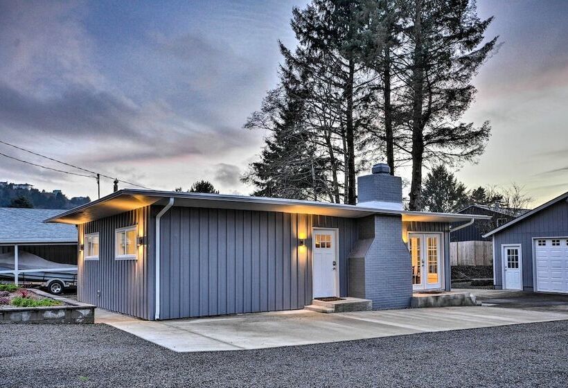 Modern Oregon House   1/2 Mi From Rockaway Beach!