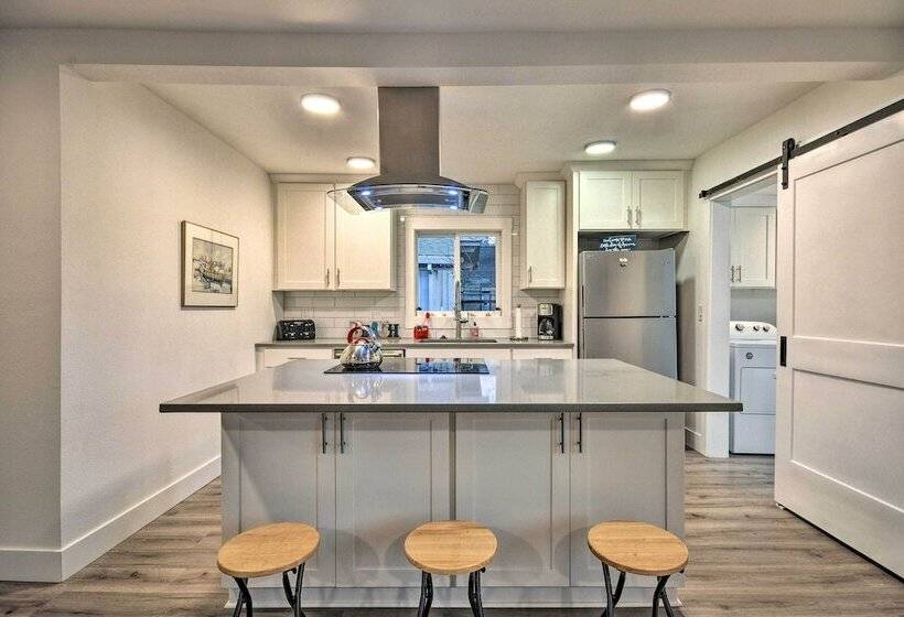 Modern Oregon House   1/2 Mi From Rockaway Beach!