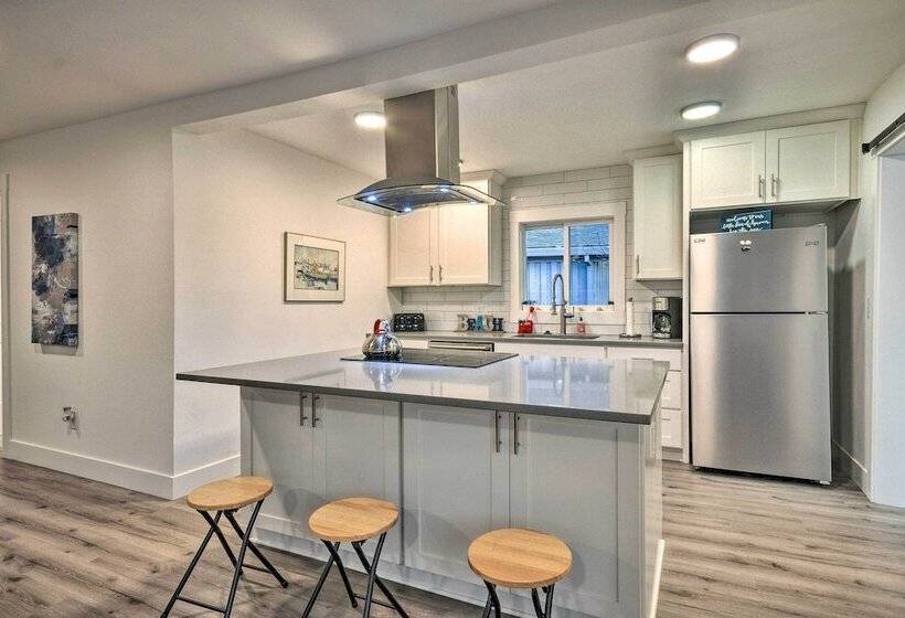 Modern Oregon House   1/2 Mi From Rockaway Beach!