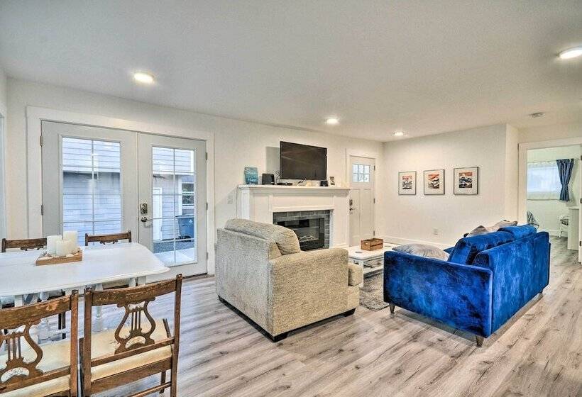 Modern Oregon House   1/2 Mi From Rockaway Beach!