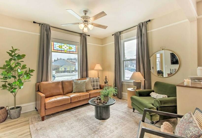 Mod Style Red Lodge Home W/ Private Hot Tub!