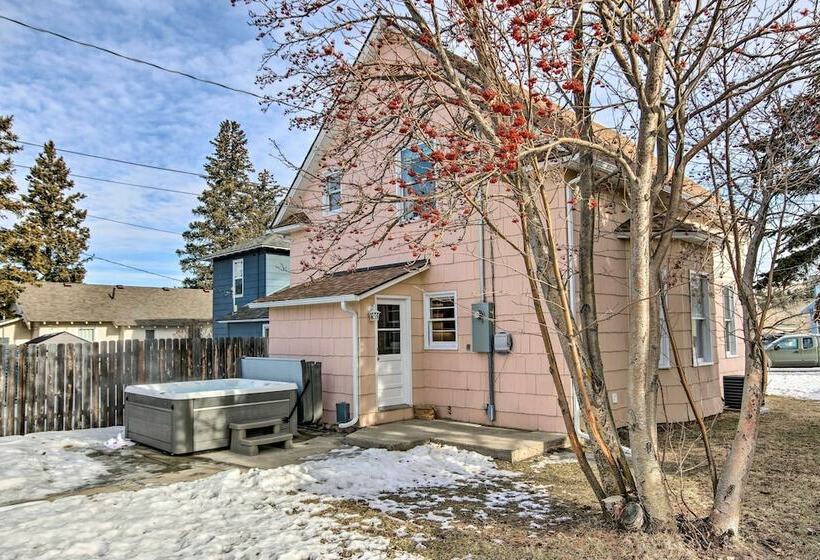 Mod Style Red Lodge Home W/ Private Hot Tub!