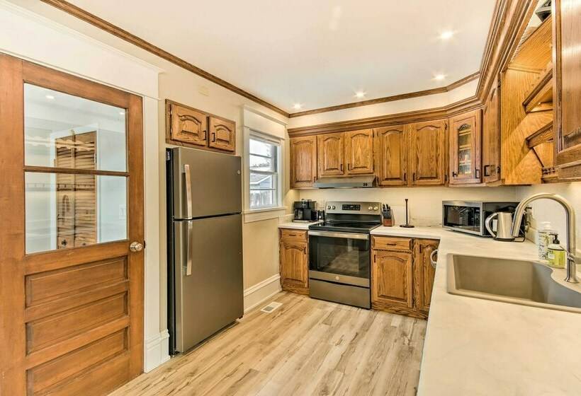 Mod Style Red Lodge Home W/ Private Hot Tub!