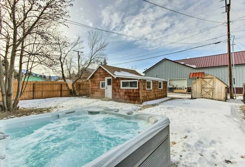 Mod Style Red Lodge Home W/ Private Hot Tub!