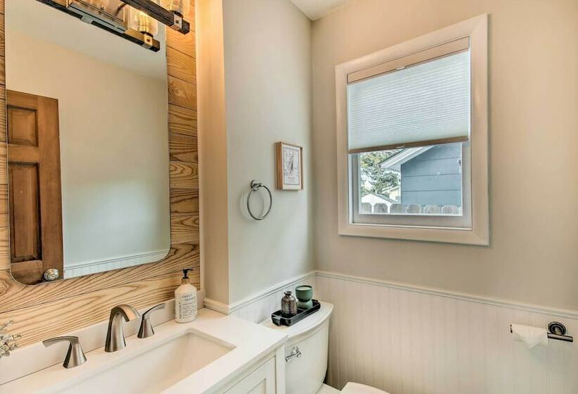 Mod Style Red Lodge Home W/ Private Hot Tub!