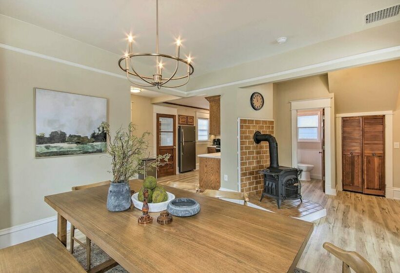 Mod Style Red Lodge Home W/ Private Hot Tub!