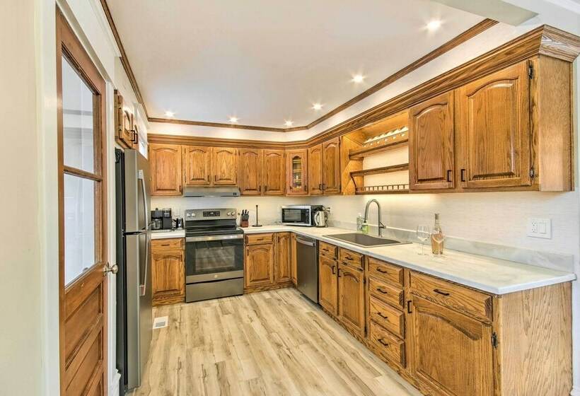 Mod Style Red Lodge Home W/ Private Hot Tub!