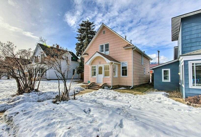 Mod Style Red Lodge Home W/ Private Hot Tub!