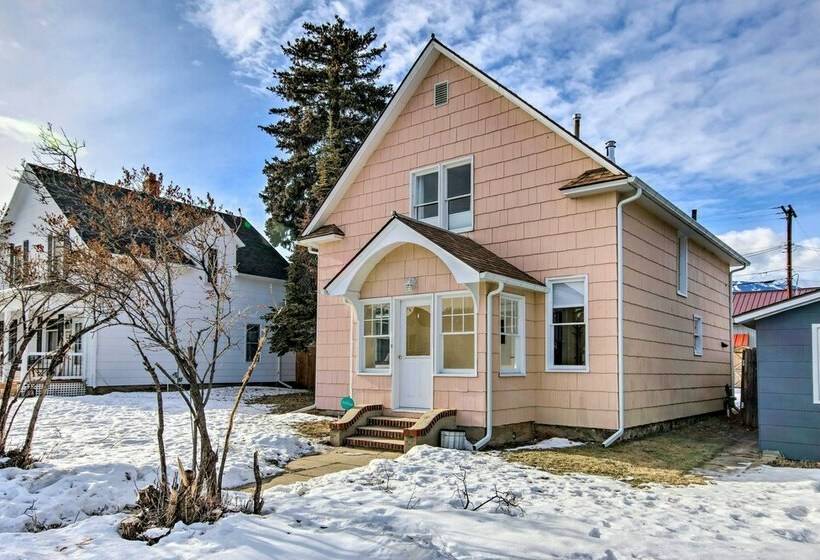 Mod Style Red Lodge Home W/ Private Hot Tub!