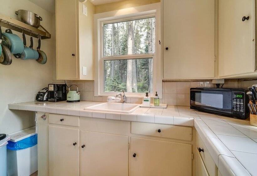 Mountain Cabin With Deck < 1 Mile To Ski Resort!