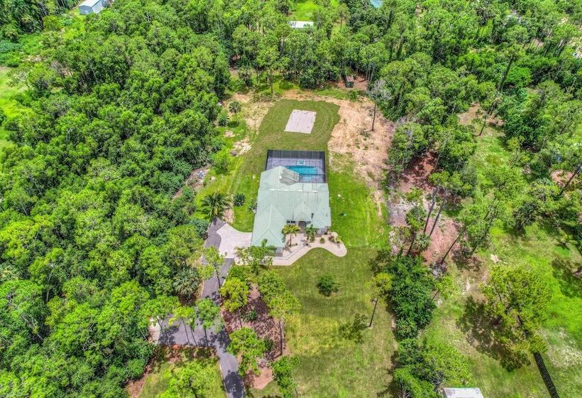 Sand Volleyball Court, Pool & Spa: Naples Gem!