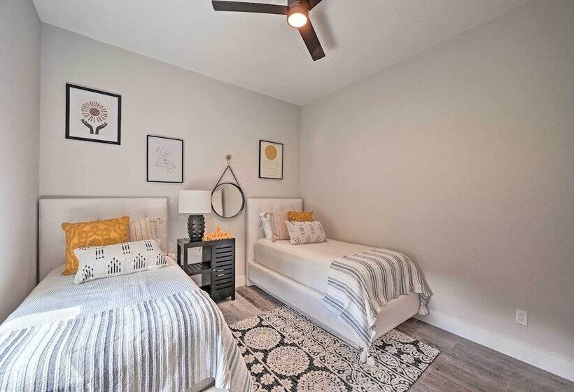 Sand Volleyball Court, Pool & Spa: Naples Gem!