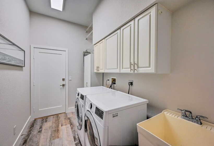 Sand Volleyball Court, Pool & Spa: Naples Gem!