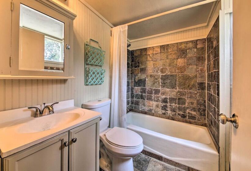 Home W/ Large Deck & Bbq Grill In New Braunfels