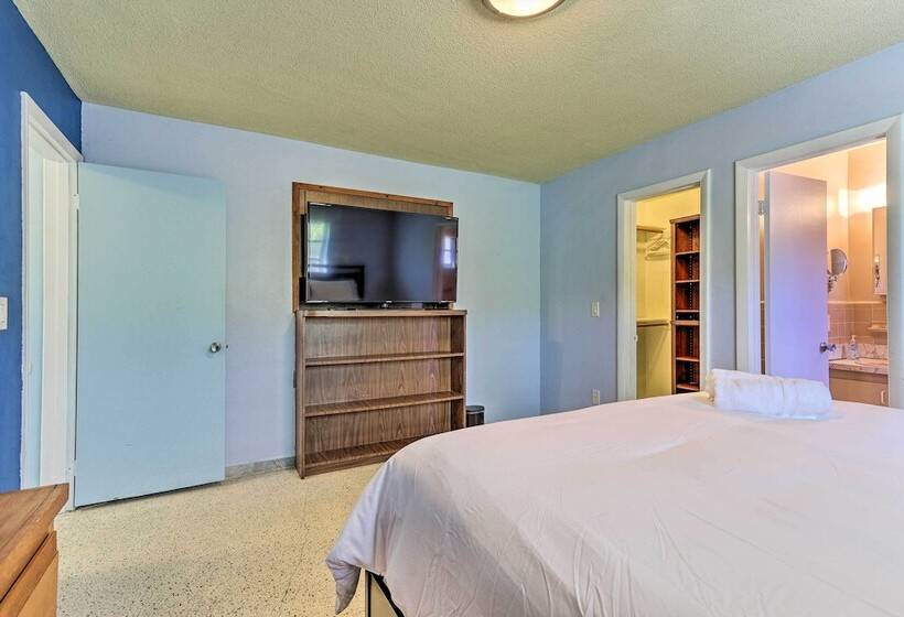 North Miami Beach Rental: Near Walking Park!