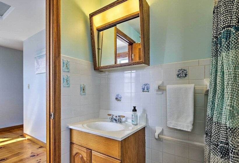 Oceanfront Cape Cod Home W/ Porch, Yard + Grill!